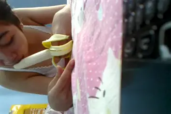 Angel Lee Pamer Aset Makan Pisang Menggoda